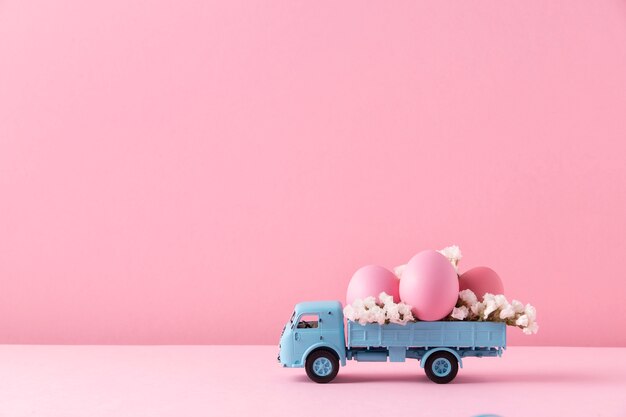 Cerrar en coche de juguete con huevos de Pascua