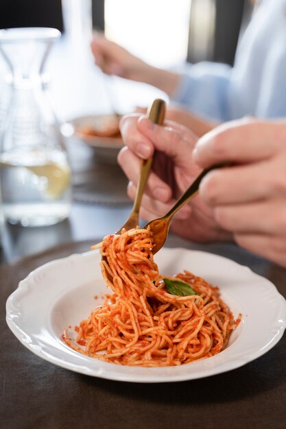 Cerrar en cocinar alimentos para la familia