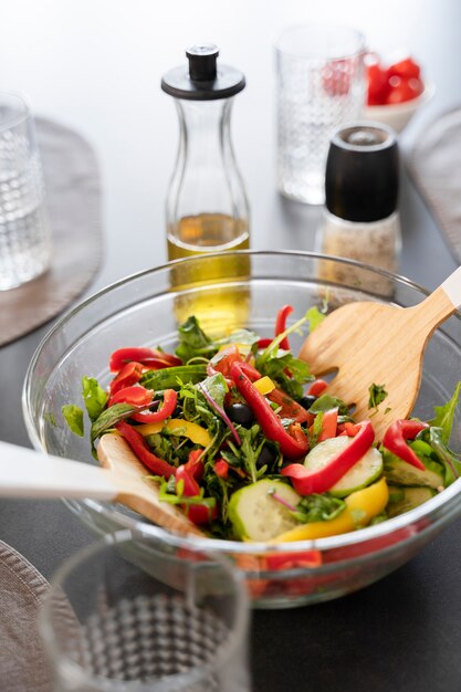 Cerrar en cocinar alimentos para la familia