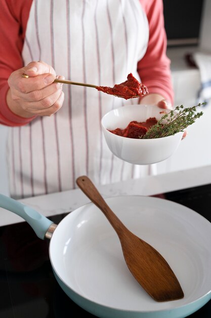 Cerrar en cocinar alimentos para la familia