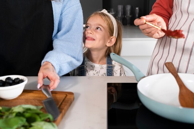 Cerrar en cocinar alimentos para la familia