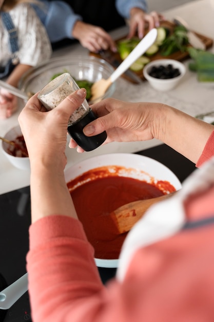 Cerrar en cocinar alimentos para la familia