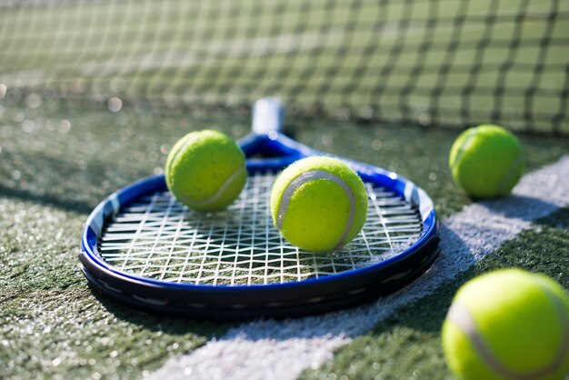 Cerrar el cohete de tenis y pelotas