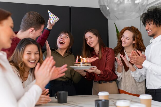 Cerrar colegas celebrando cumpleaños