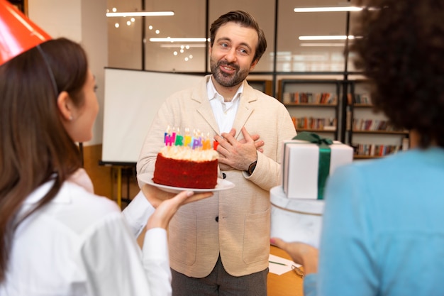 Cerrar colegas celebrando en el trabajo