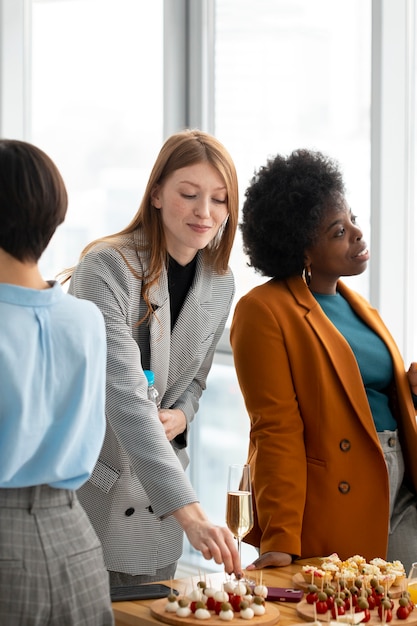 Foto gratuita cerrar colegas en evento de trabajo