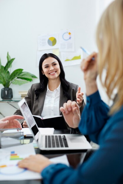 Foto gratuita cerrar colegas trabajando juntos