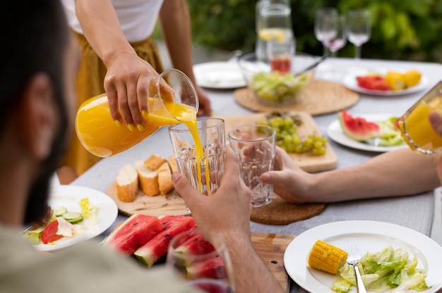 Cerrar comida de amigos en casa