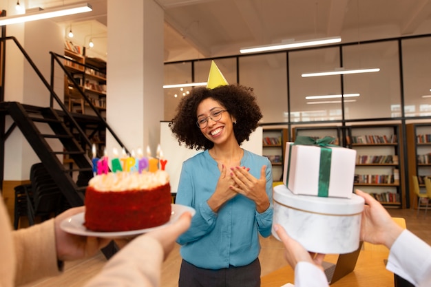 Cerrar compañeros de trabajo celebrando cumpleaños