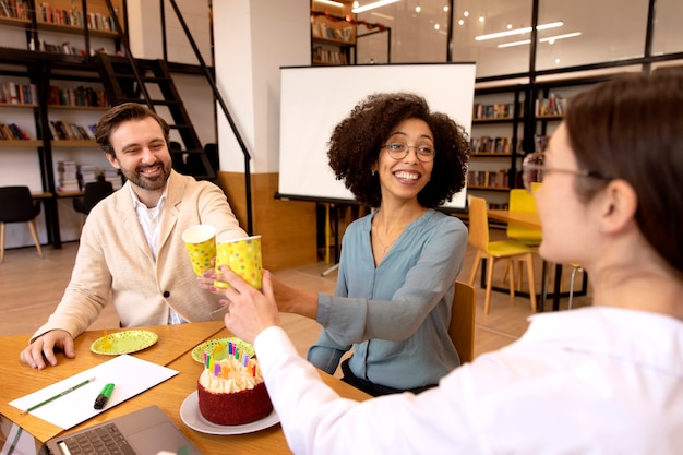 Foto gratuita cerrar compañeros de trabajo celebrando cumpleaños