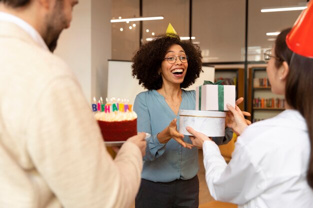 Cerrar compañeros de trabajo celebrando juntos