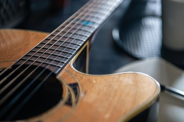 Cerrar el concepto de creatividad musical de guitarra acústica de madera