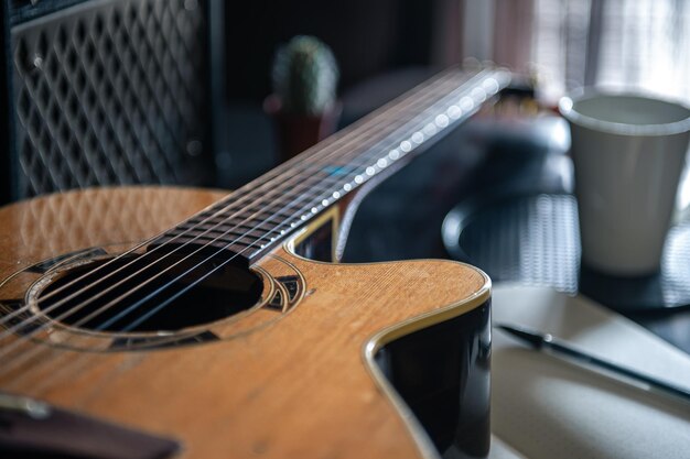 Cerrar el concepto de creatividad musical de guitarra acústica de madera