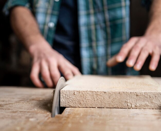 Cerrar cortar tablones de madera