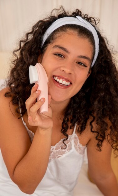 Cerrar el cuidado personal de la mujer sonriente