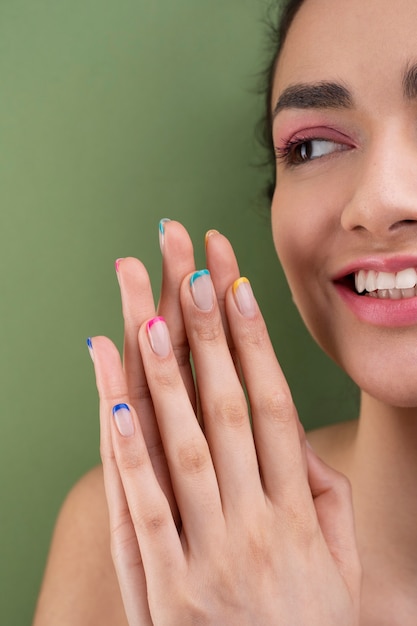 Foto gratuita cerrar delicada mujer con manicura francesa