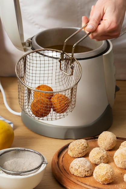 Cerrar deliciosas croquetas de comida frita