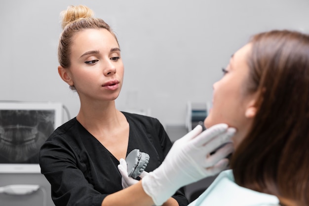 Cerrar dentista revisando al paciente