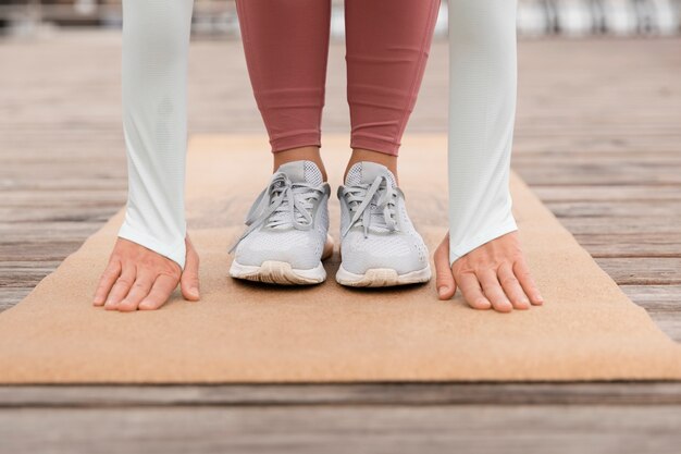 Cerrar deportista haciendo yoga