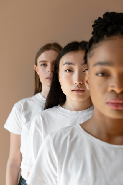 Foto gratuita cerrar diferentes mujeres posando