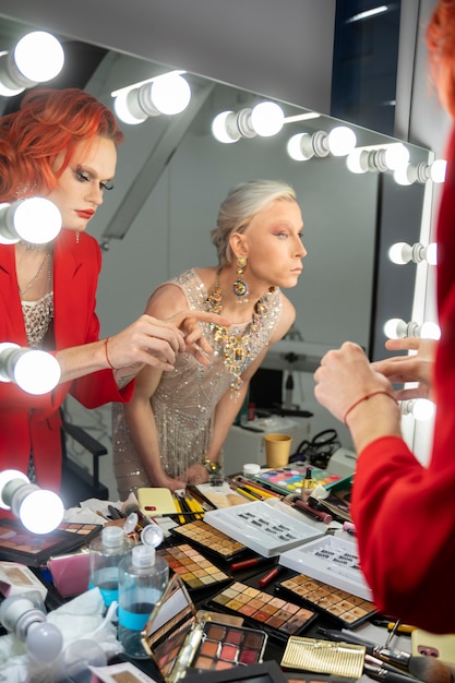 Cerrar drag queens mirándose en el espejo