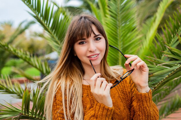 Cerrar elegante mujer rubia disfrutando el fin de semana en España