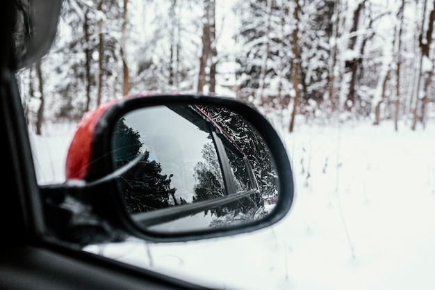 Foto gratuita cerrar el espejo del coche