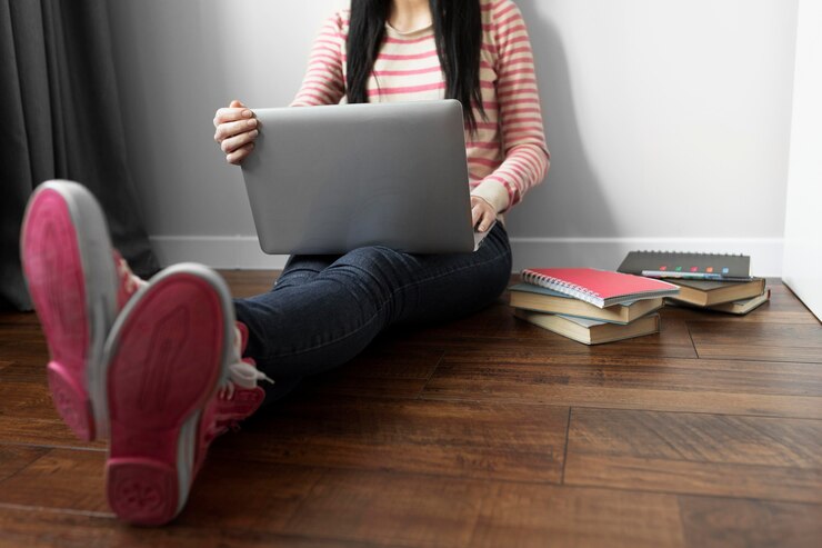 Foto gratuito cerrar estudiante sosteniendo portátil