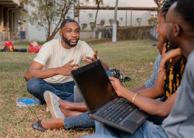 Foto gratuita cerrar estudiantes aprendiendo al aire libre