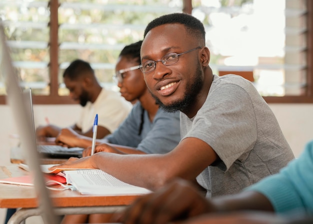 Foto gratuita cerrar estudiantes aprendiendo en clase.