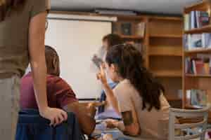 Foto gratuita cerrar estudiantes aprendiendo juntos