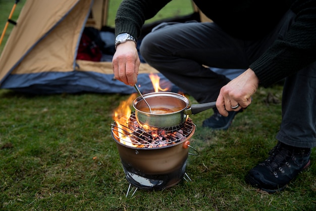 Foto gratuita cerrar explorer cocinar al aire libre