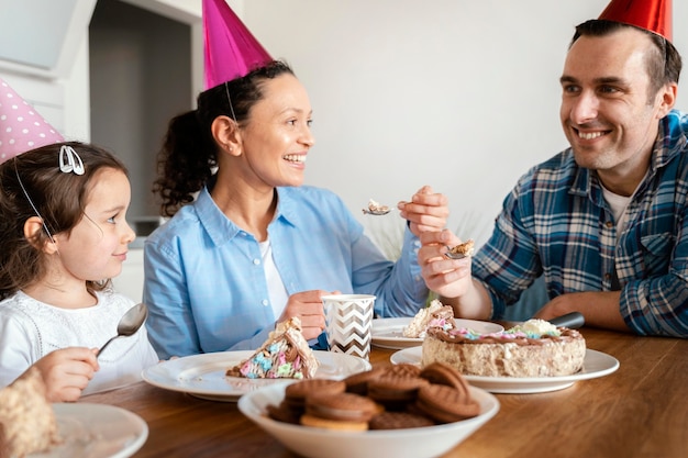 Cerrar familia comiendo pastel