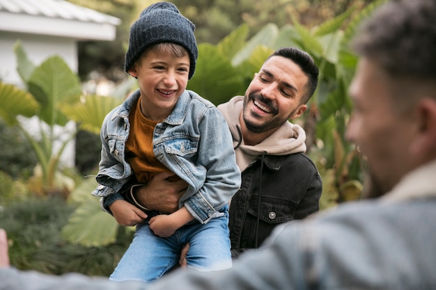 Foto gratuita cerrar familia feliz al aire libre