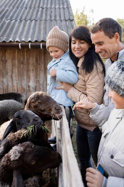 Cerrar familia feliz con animales