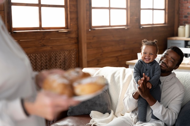 Cerrar familia feliz en casa durante el invierno