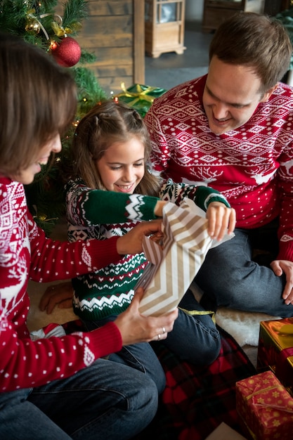 Cerrar familia feliz en casa