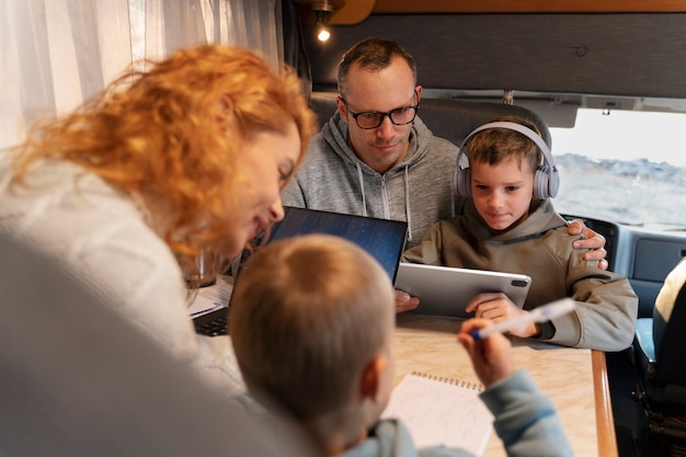 Cerrar familia feliz con dispositivos