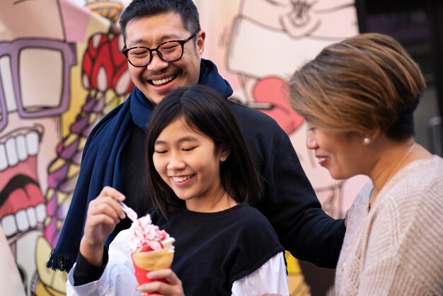 Cerrar familia feliz con helado