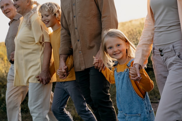 Foto gratuita cerrar familia feliz en la naturaleza