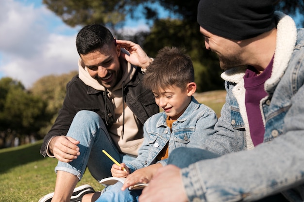 Foto gratuita cerrar familia feliz con niño