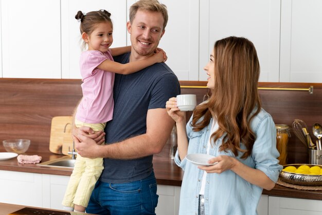 Cerrar en familia feliz pasar tiempo juntos