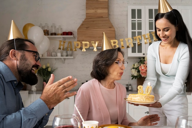 Foto gratuita cerrar familia feliz con pastel