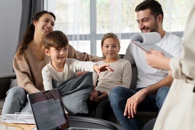 Foto gratuita cerrar familia feliz en sesión de terapia