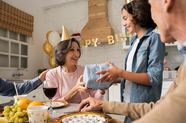 Cerrar familia ofreciendo regalos