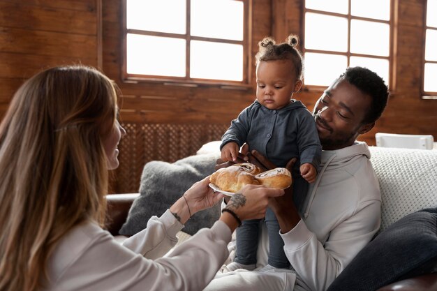 Cerrar familia sonriente con comida