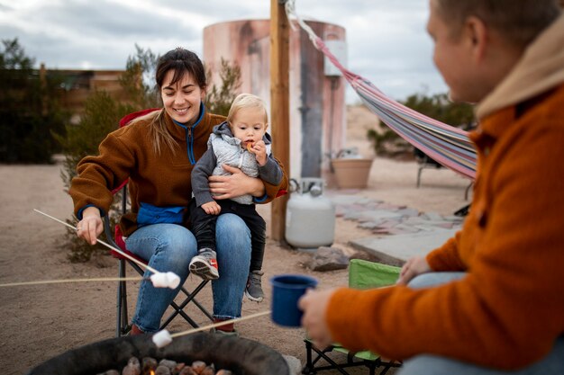 Cerrar familia sonriente en el desierto americano