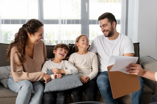 Cerrar familia sonriente en terapia