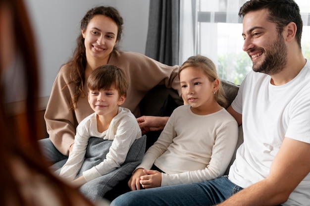 Cerrar familia sonriente en terapia