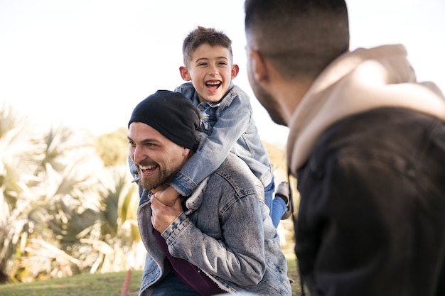 Foto gratuita cerrar feliz familia lgbt